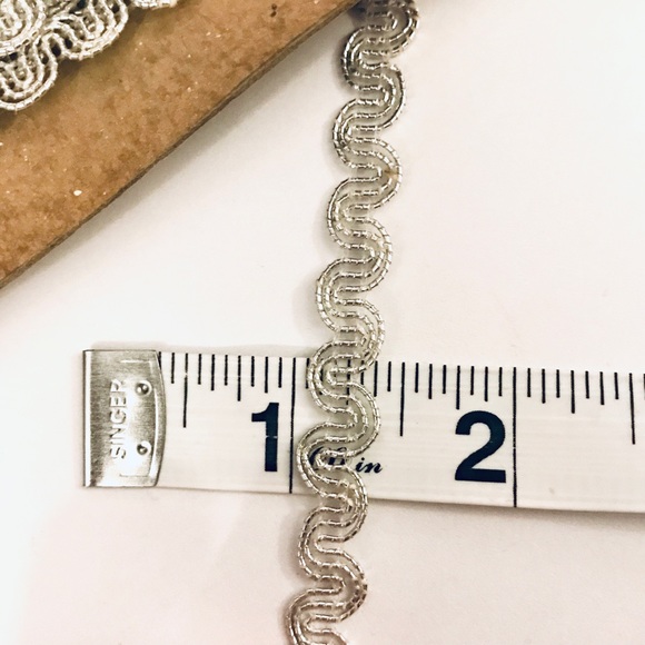 Vintage Silver Metallic Wavy Gimp Sewing Costume Trim 3/8th Inch 31 Ft 10.33 yd - Picture 3 of 4